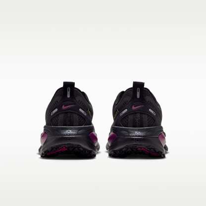 Nike Vomero 18 GORE-TEX Wasserdichter Straßenlaufschuh mit reflektierenden Designakzenten (Damen) – Schwarz/True Berry/Purple Pulse/Metallic Silver