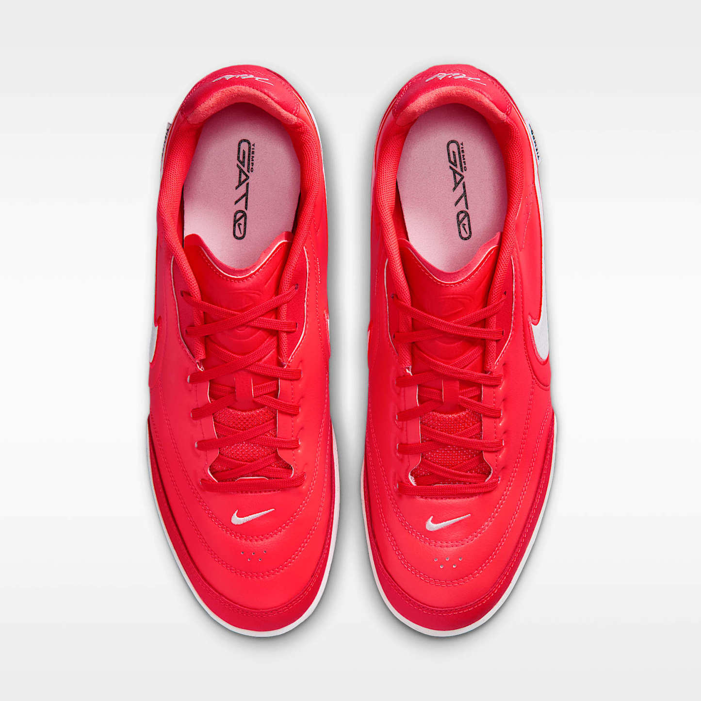 Nike Tiempo Streetgato Low-Top-Fußballschuh für Hallen- und Hartplätze – Bright Crimson/Weiß/Weiß