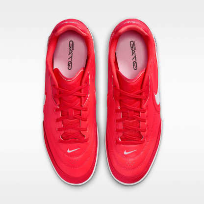 Nike Tiempo Streetgato Low-Top-Fußballschuh für Hallen- und Hartplätze – Bright Crimson/Weiß/Weiß