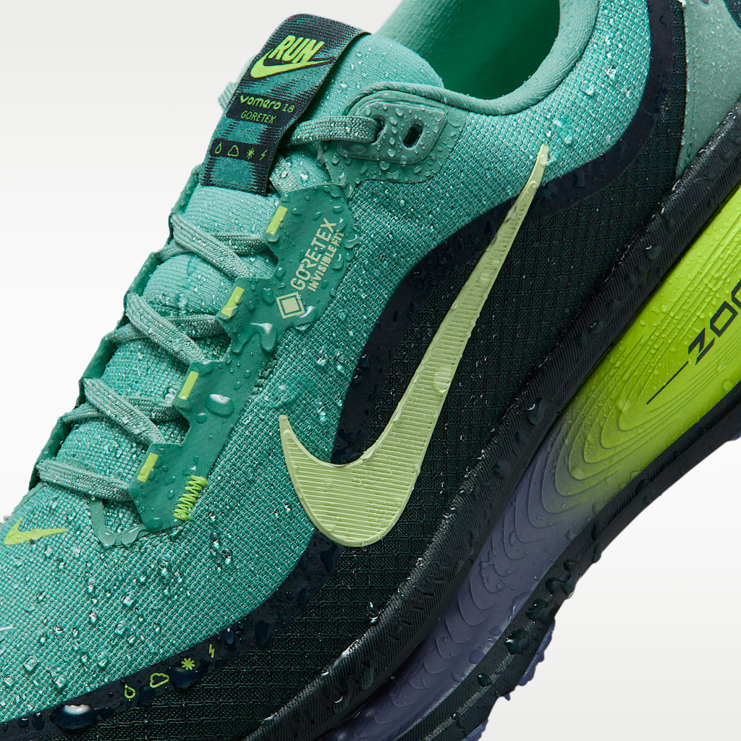 Nike Vomero 18 GORE-TEX wasserdichter Straßenlaufschuh mit reflektierenden Akzenten (Herren) – Seaweed/Cannon/Volt/Barely Volt