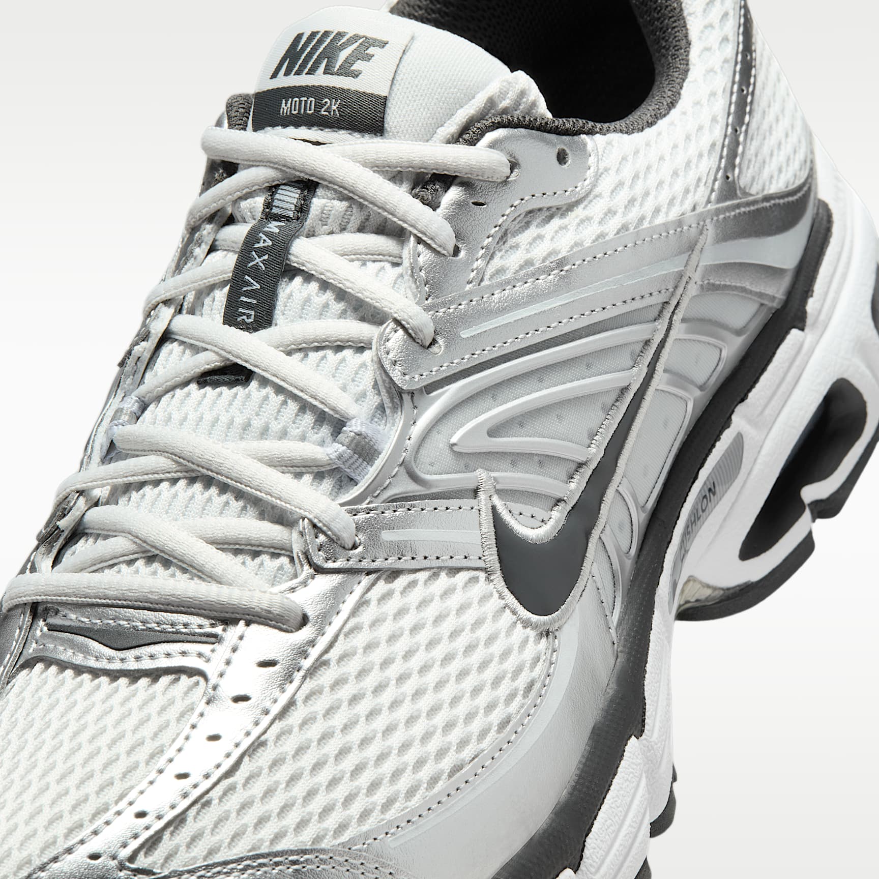 Nike Air Max Moto 2K Schuh (Herren) – Photon Dust/Metallic Silver/Light Smoke Grey/Anthracite
