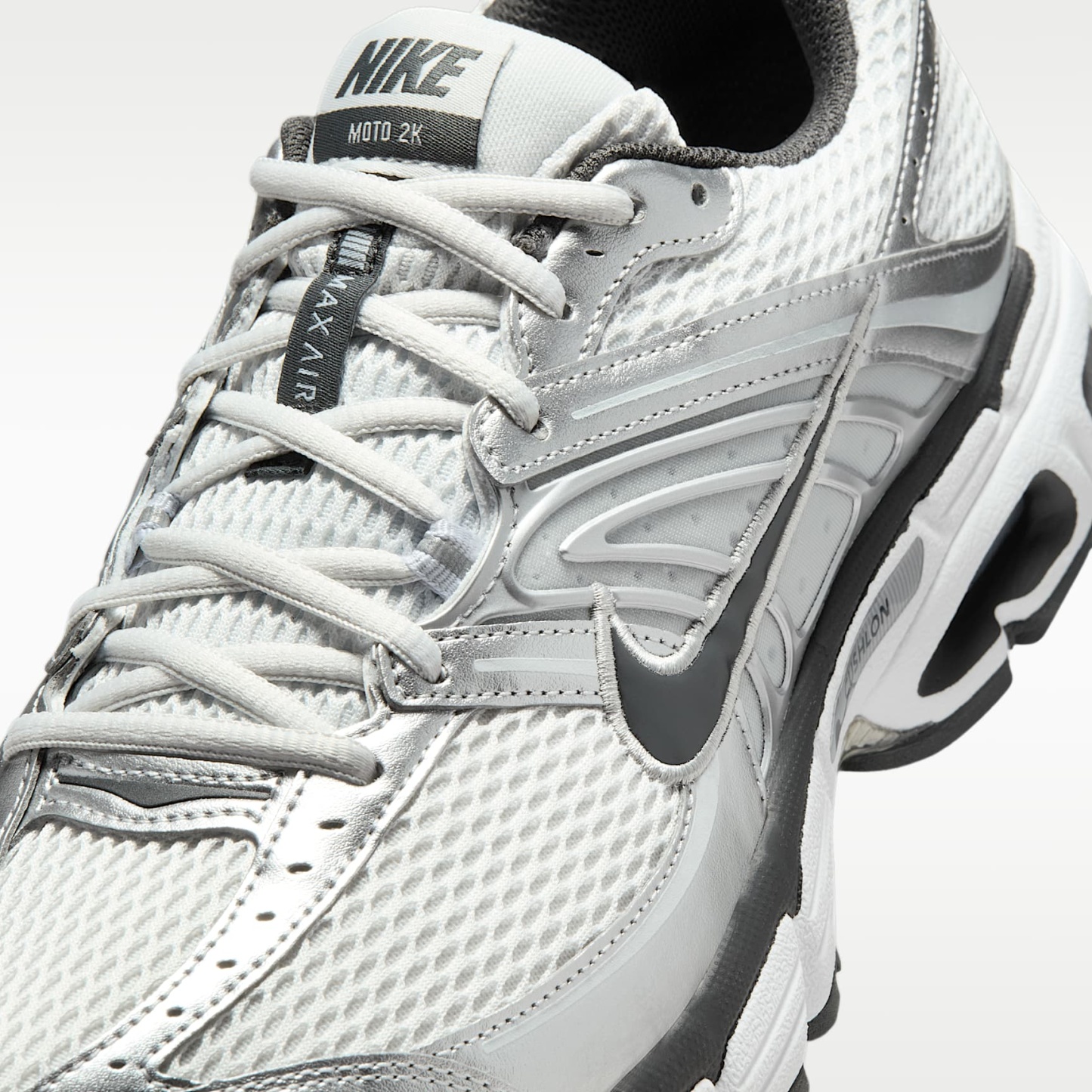 Nike Air Max Moto 2K Schuh (Herren) – Photon Dust/Metallic Silver/Light Smoke Grey/Anthracite