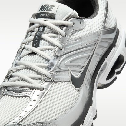 Nike Air Max Moto 2K Schuh (Herren) – Photon Dust/Metallic Silver/Light Smoke Grey/Anthracite