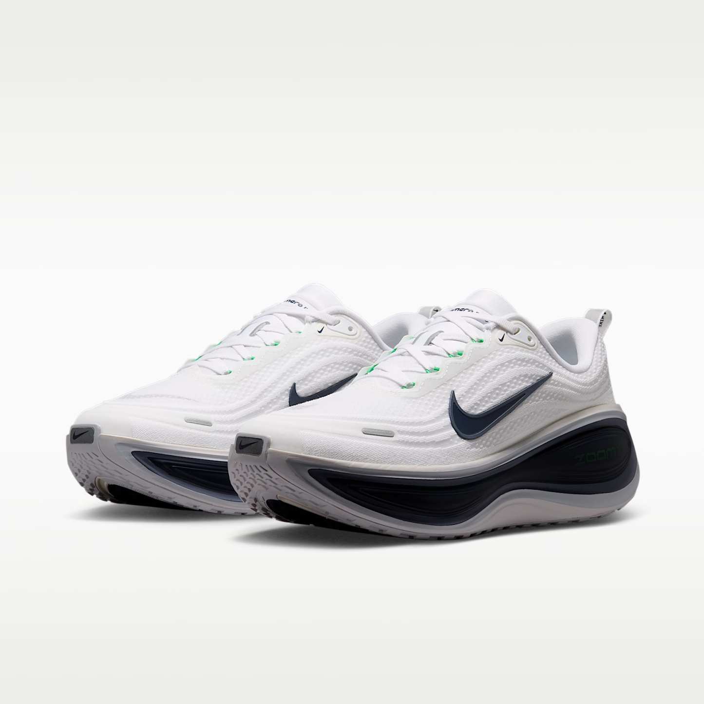 Nike Vomero Plus Straßenlaufschuh (Herren) – Weiß/Green Spark/World Indigo/Midnight Navy