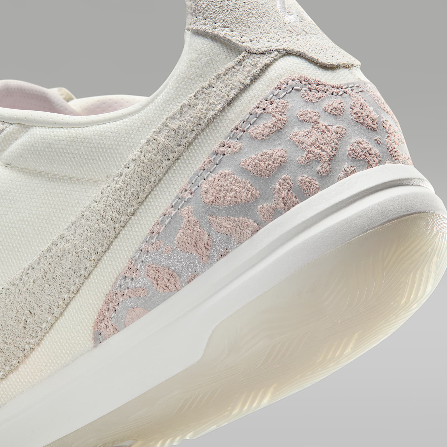 Jordan Tiempo Streetgato SE Low-Top-Fußballschuh für Hallen- und Hartplätze – Phantom/Infrared 23/Sail