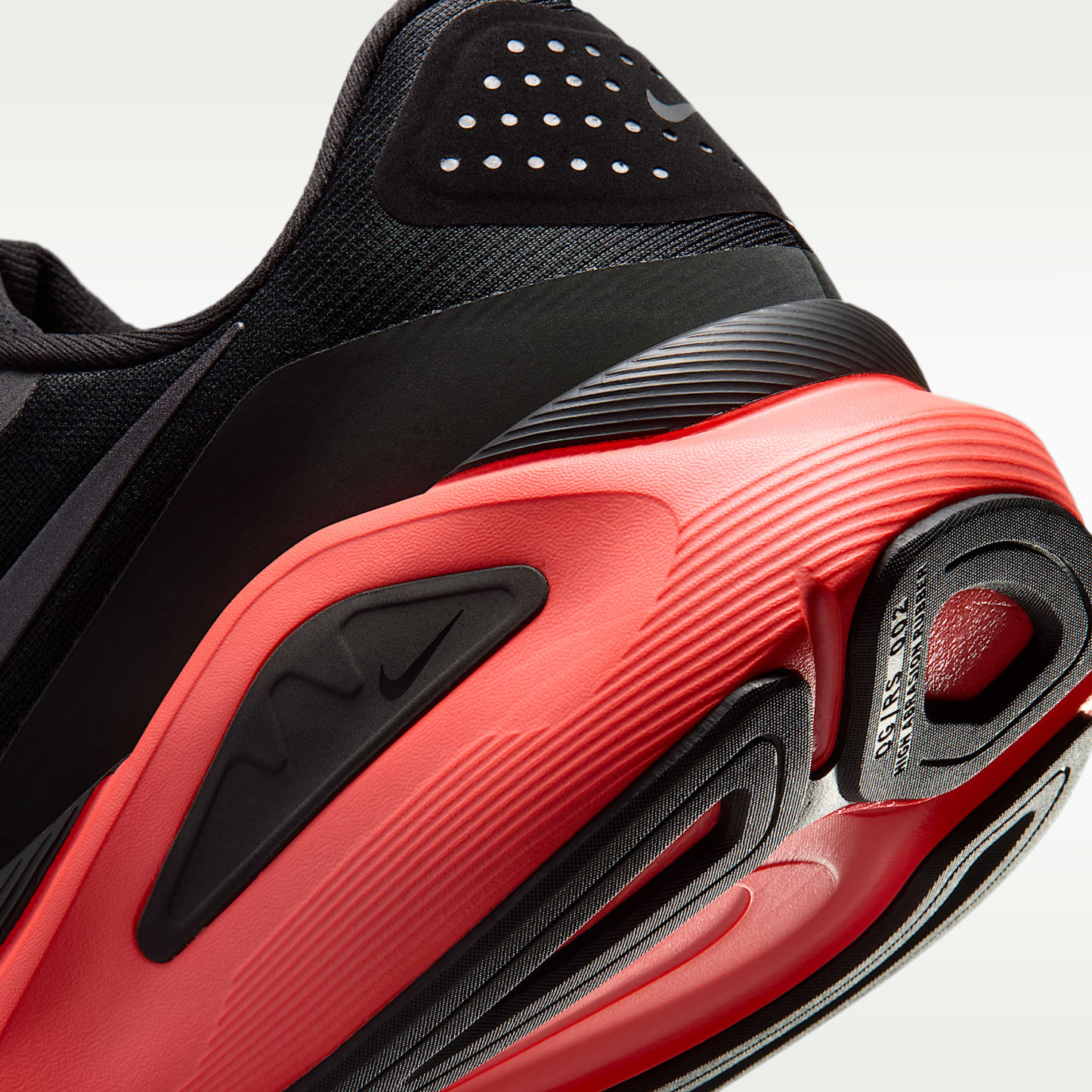 Nike Structure 26 Straßenlaufschuh (Herren) – Schwarz/Bright Crimson/Dark Smoke Grey/Metallic Dark Grey
