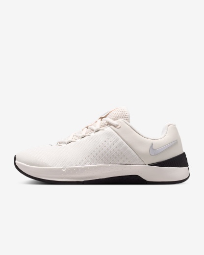 Nike MC Trainer 4 Trainingsschuh (Damen) – Phantom/Schwarz/Metallic Silver
