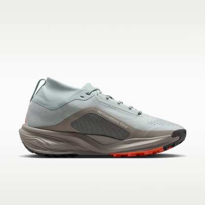 ACG Pegasus Trail GORE-TEX wasserfester Traillaufschuh (Damen) – Light Silver/Light Army/Safety Orange/Light Silver