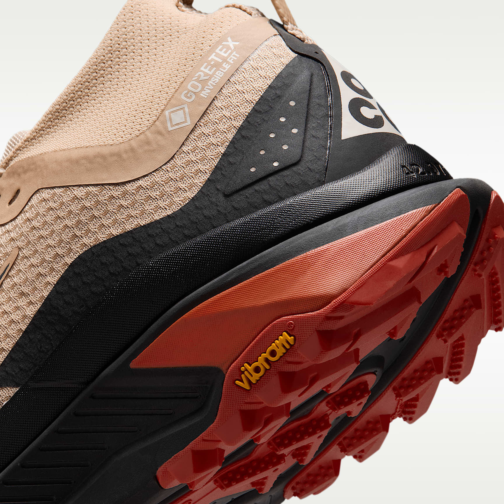 ACG Zegama Trail GORE-TEX wasserdichter Traillaufschuh (Herren) – Linen/Light Crimson/Light Orewood Brown/Schwarz