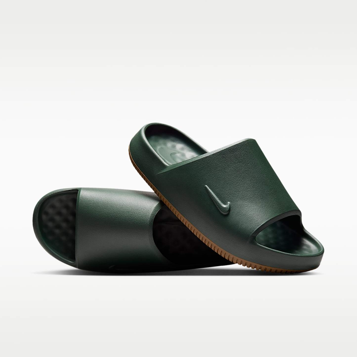 Nike Calm 2.0 Slides (Herren) – Fir/Gum Medium Brown