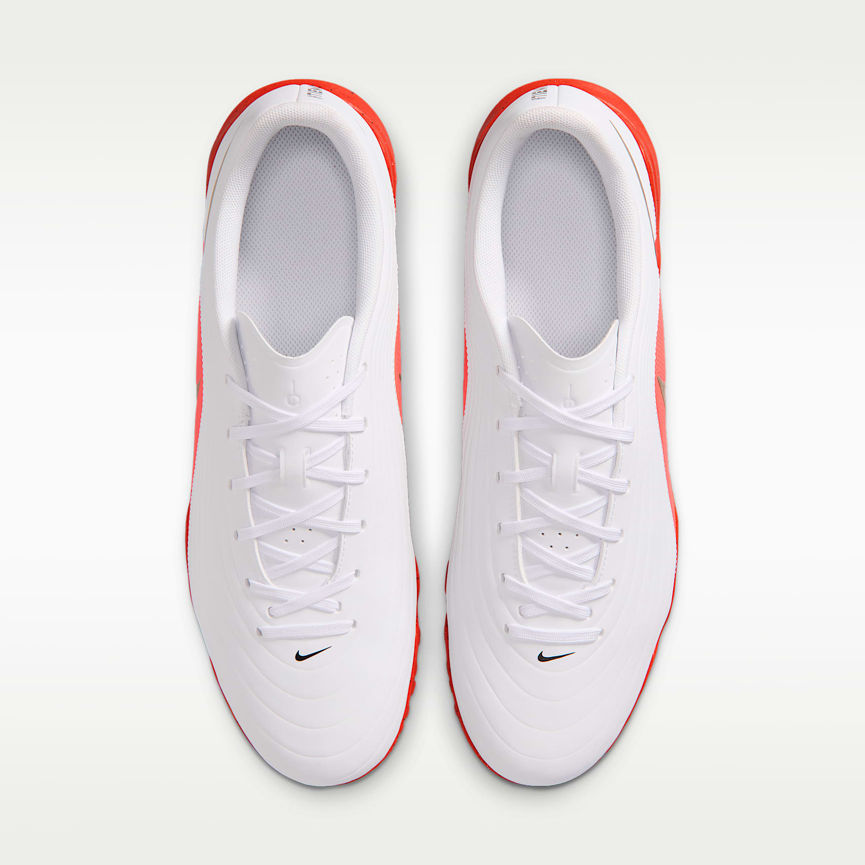 Nike Tiempo Maestro Club Low-Top-Fußballschuh für Turf – Weiß/Bright Crimson/Blur