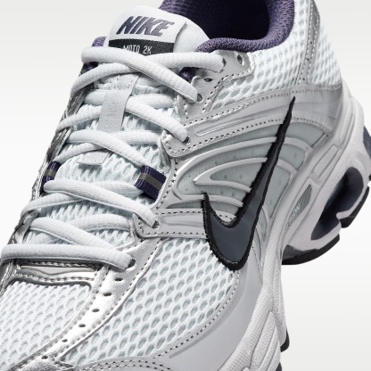 Nike Air Max Moto 2K Schuh mit reflektierenden Akzenten (Damen) – Pure Platinum/Metallic Silver/Schwarz/Gridiron