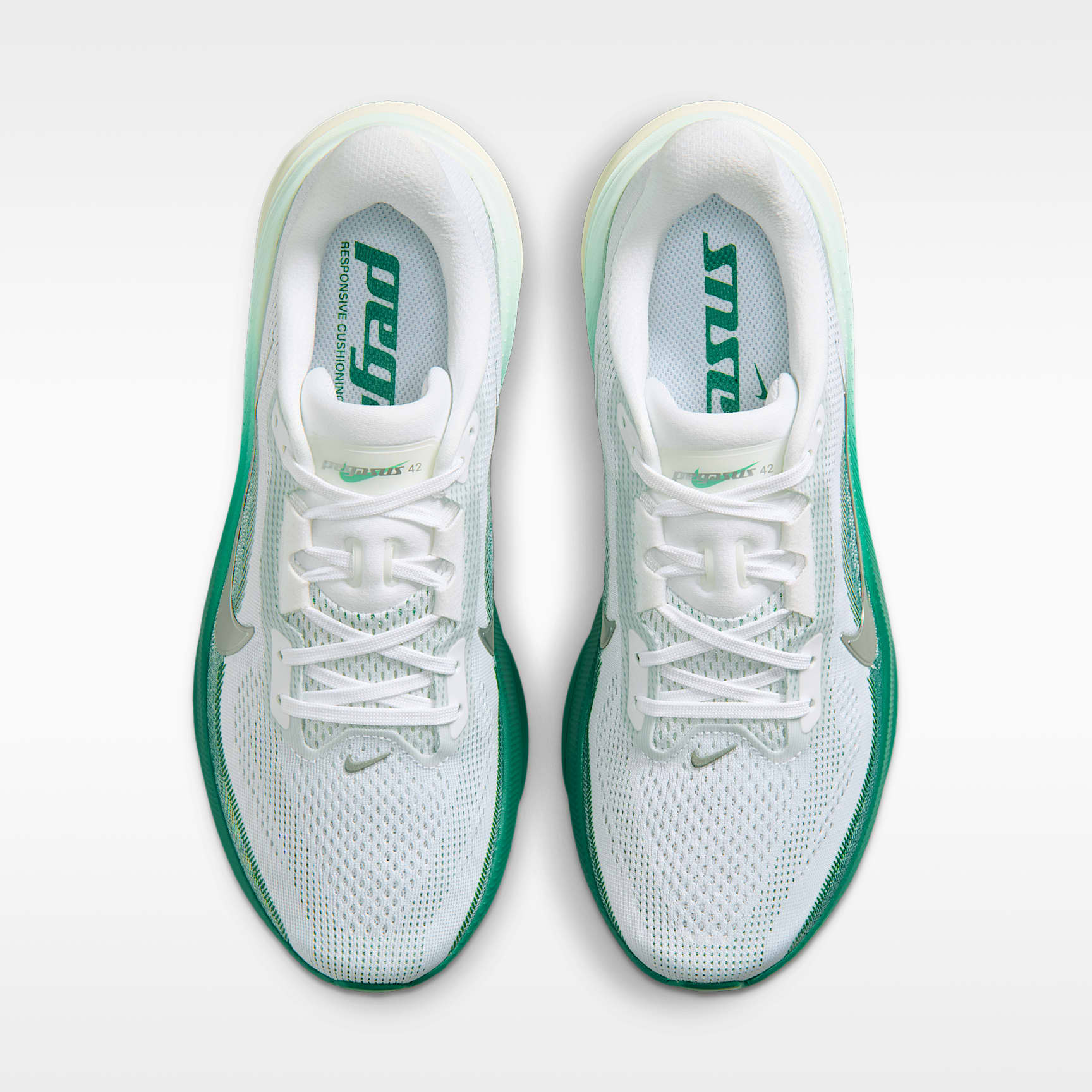 Nike Pegasus 42 Straßenlaufschuh (Damen) – Weiß/Malachite/Barely Green/Metallic Silver