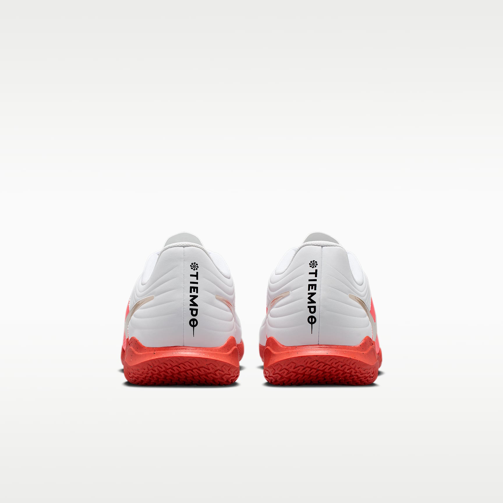 Nike Tiempo Maestro Club Low-Top-Fußballschuh für Hallen- und Hartplätze – Weiß/Bright Crimson/Blur
