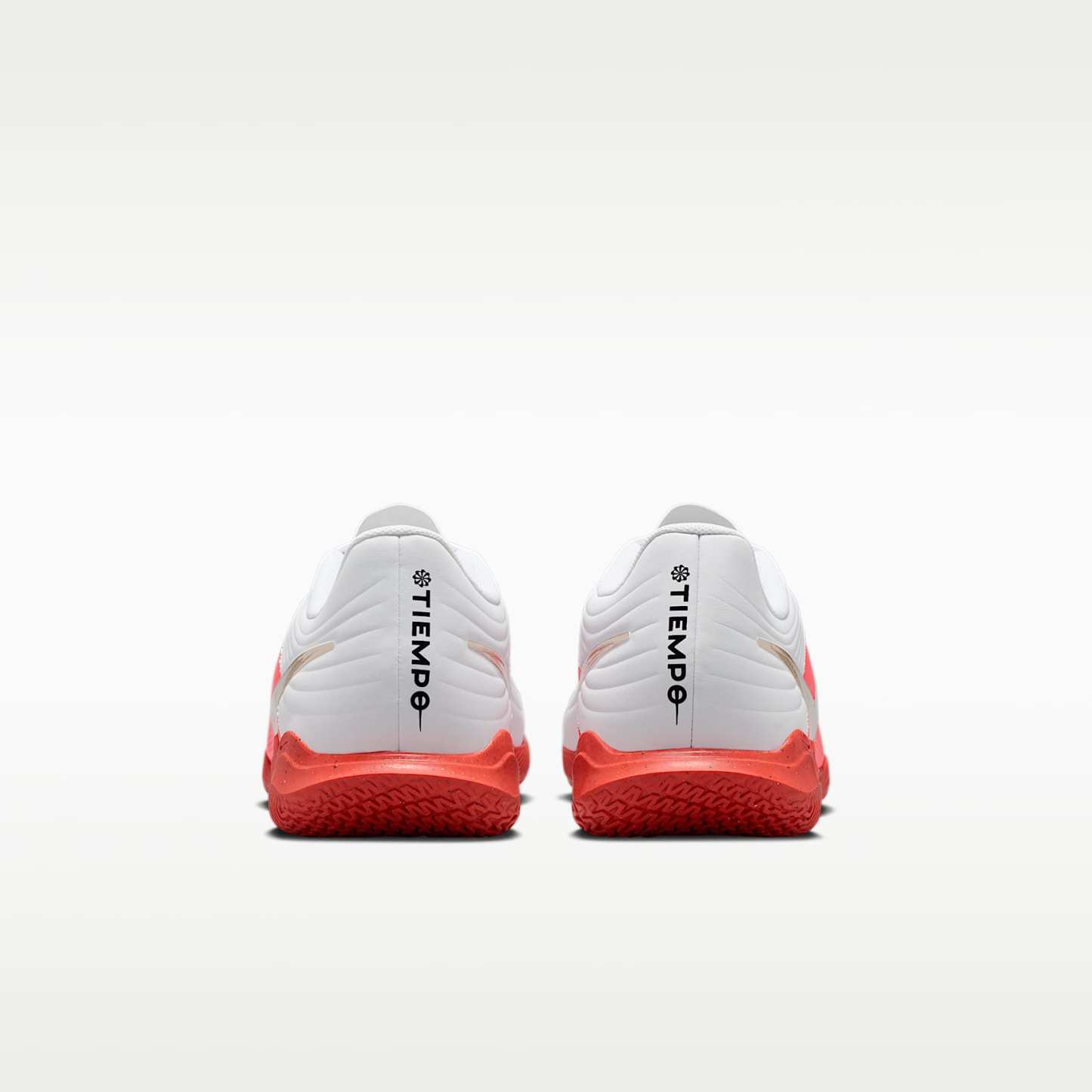 Nike Tiempo Maestro Club Low-Top-Fußballschuh für Hallen- und Hartplätze – Weiß/Bright Crimson/Blur