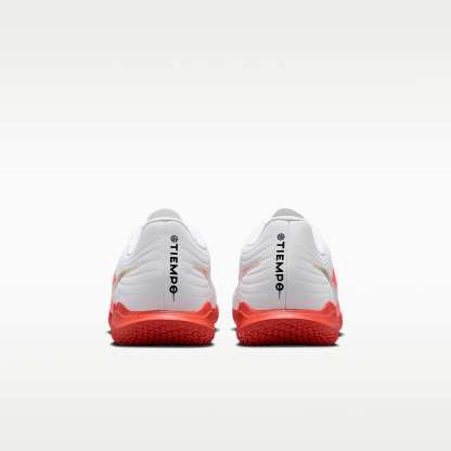 Nike Tiempo Maestro Club Low-Top-Fußballschuh für Hallen- und Hartplätze – Weiß/Bright Crimson/Blur