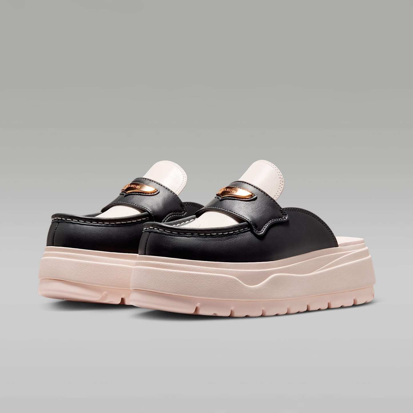 Air Jordan Mule SE Mules (Damen) – Off Noir/Chalk/Metallic Gold