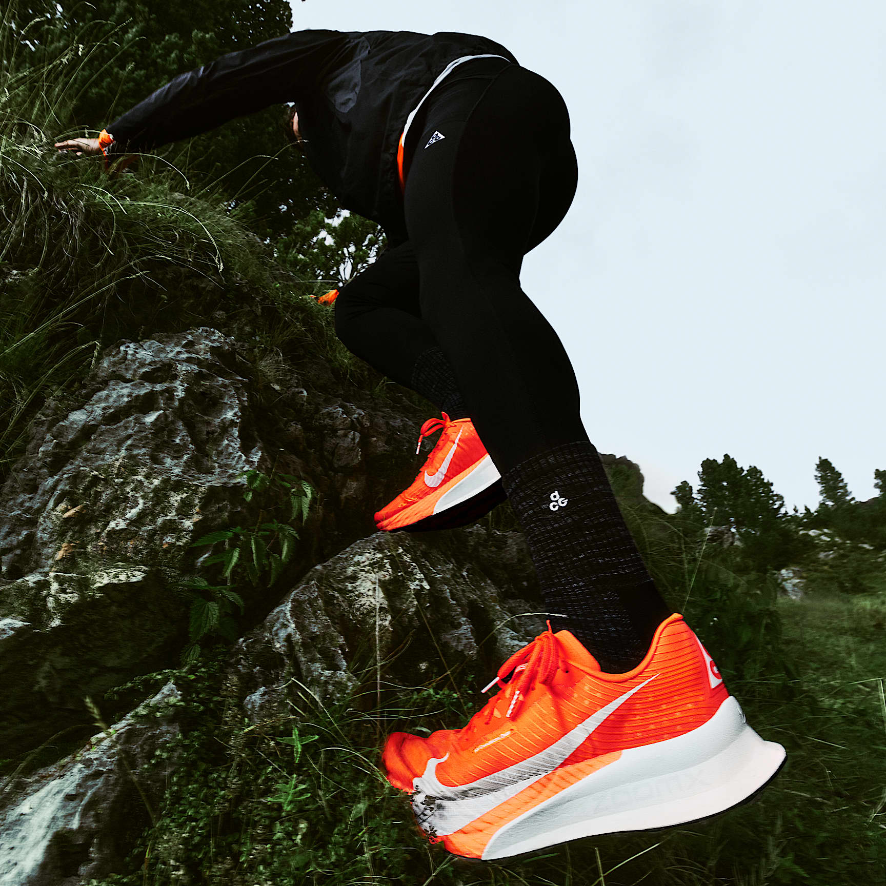 Nike ACG Ultrafly Traillaufschuhe für Wettkämpfe – Hyper Crimson/Total Orange/Vivid Purple/Weiß
