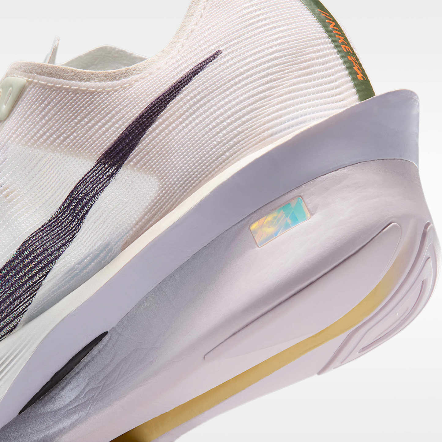 Nike Vaporfly 4 Straßenlaufschuh für Wettkämpfe (Damen) – Barely Green/Chalk/Hyper Crimson/Purple Dynasty