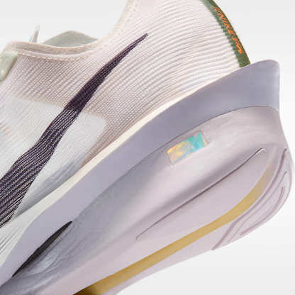 Nike Vaporfly 4 Straßenlaufschuh für Wettkämpfe (Damen) – Barely Green/Chalk/Hyper Crimson/Purple Dynasty