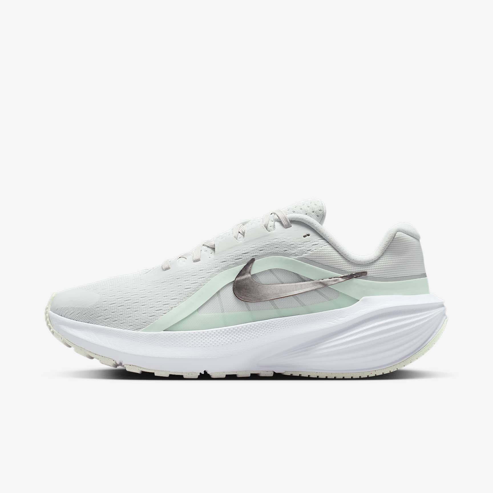 Nike Downshifter 14 Straßenlaufschuh (Damen) – Off White/Barely Green/Weiß/Metallic Silver