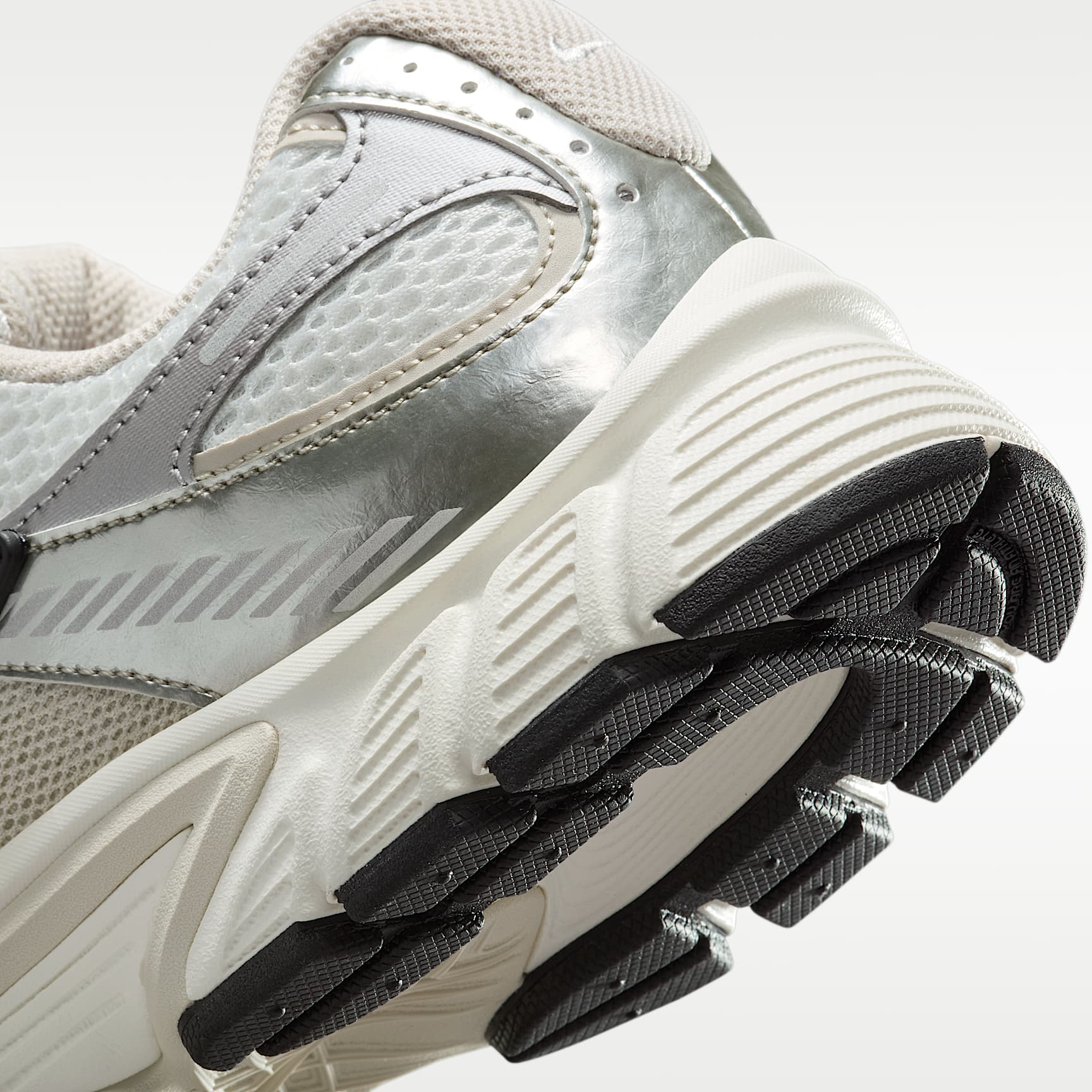 Nike V5 RNR Schuh mit reflektierenden Akzenten (Damen) – Summit White/Sail/Schwarz/Light Orewood Brown