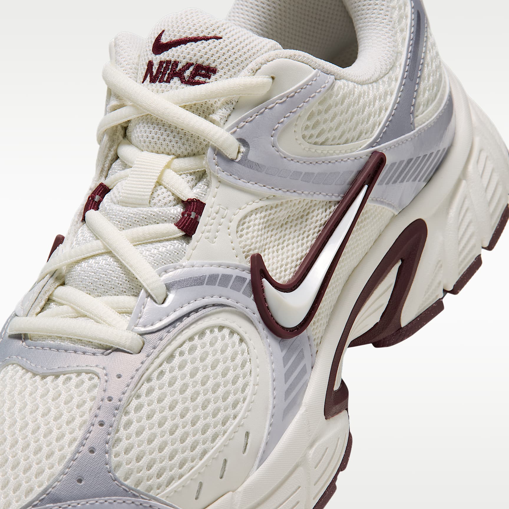 Nike V5 RNR Schuh mit reflektierenden Akzenten (Damen) – Sail/Night Maroon/Metallic Summit White/Sail