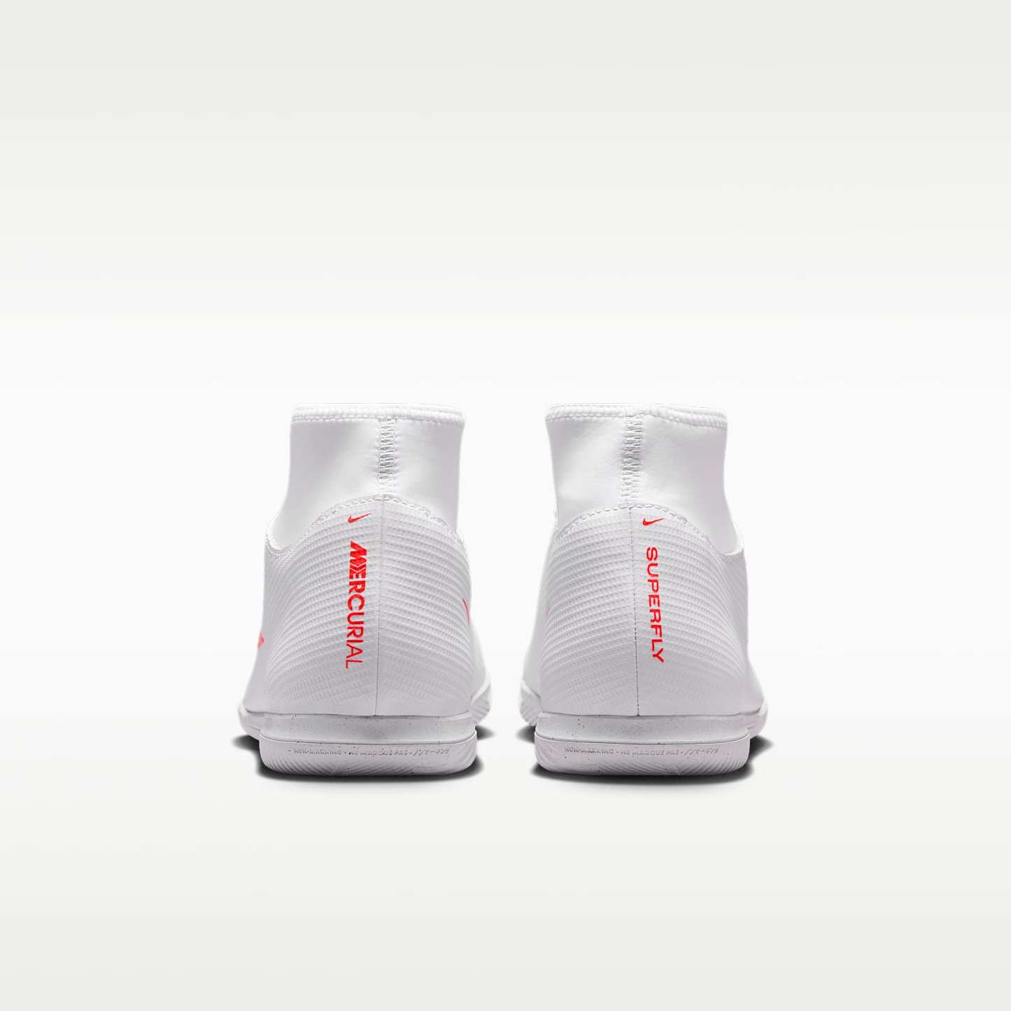 Nike Mercurial Superfly 11 Club High-Top-Fußballschuh für Hallen- und Hartplätze – Weiß/Bright Crimson/Blur