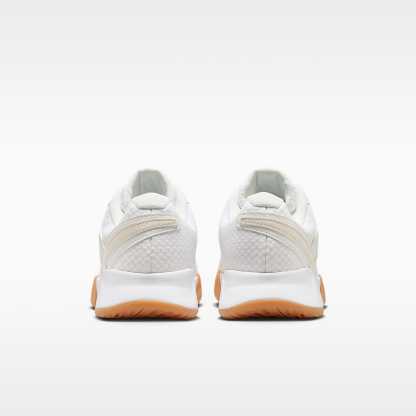 NikeCourt Lite 4 Herren-Tennisschuh für Sandplätze – Weiß/Summit White/Linen/Light Orewood Brown