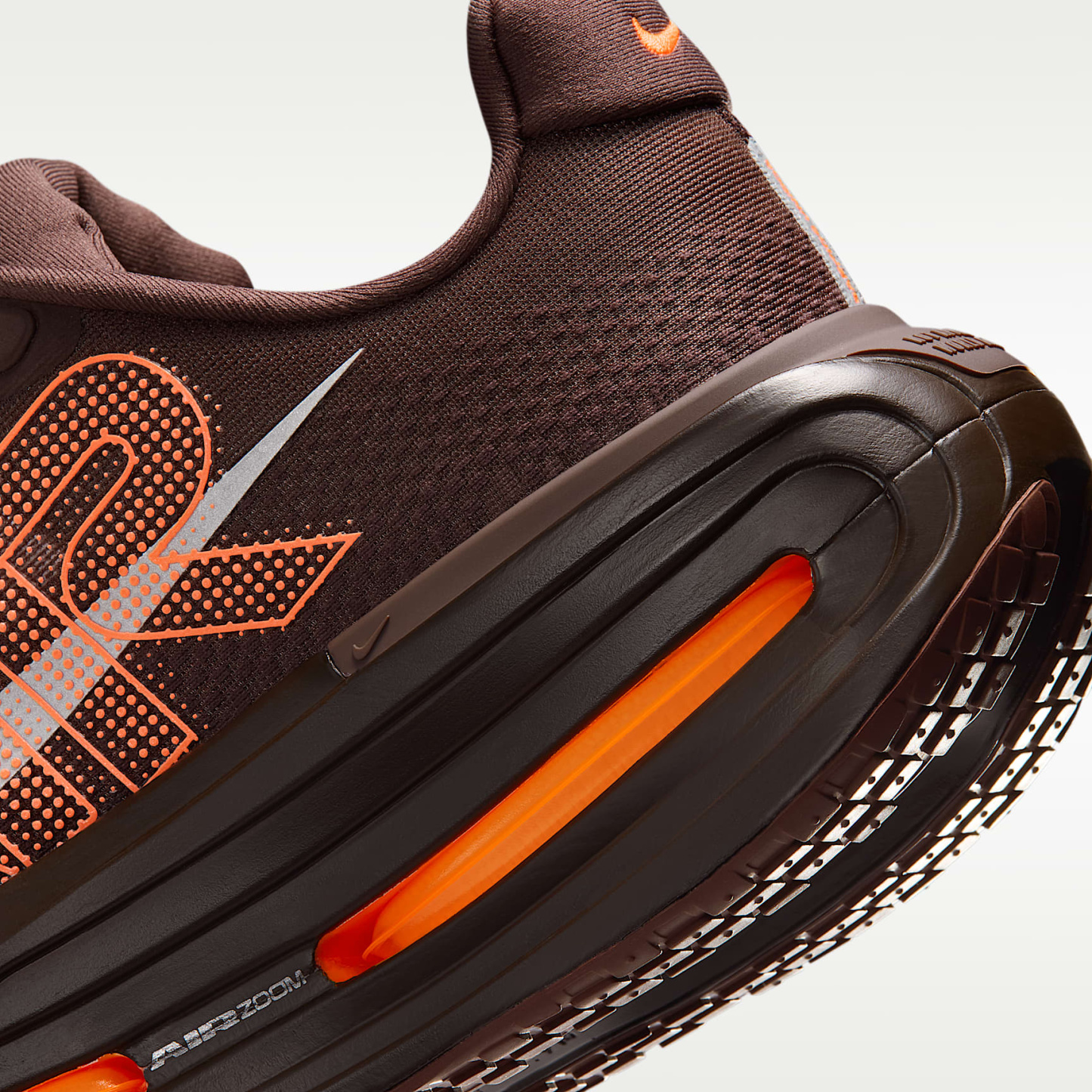 Nike Vomero Premium x Renegade Straßenlaufschuhe (Herren) – Brown Basalt/Total Orange/Bronze Eclipse/Hyper Crimson