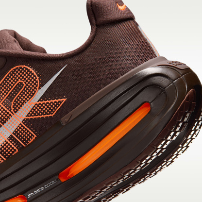 Nike Vomero Premium x Renegade Straßenlaufschuhe (Herren) – Brown Basalt/Total Orange/Bronze Eclipse/Hyper Crimson
