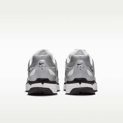 Nike P-6000 Schuh – Metallic Silver/Sail/Schwarz/Metallic Silver