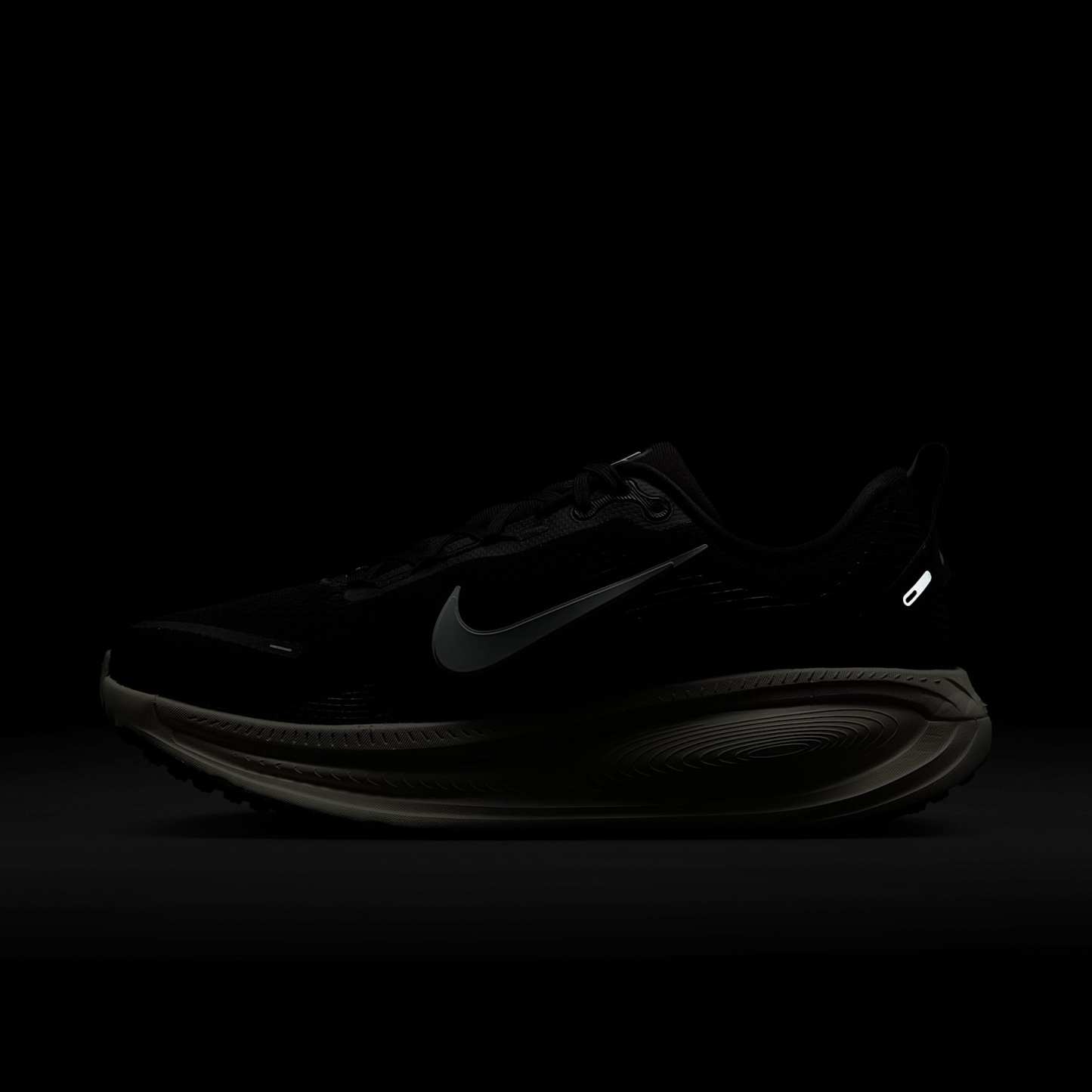 Nike Vomero 18 Herren-Laufschuh (weit) – Schwarz/Coconut Milk/Light Iron Ore/Summit White