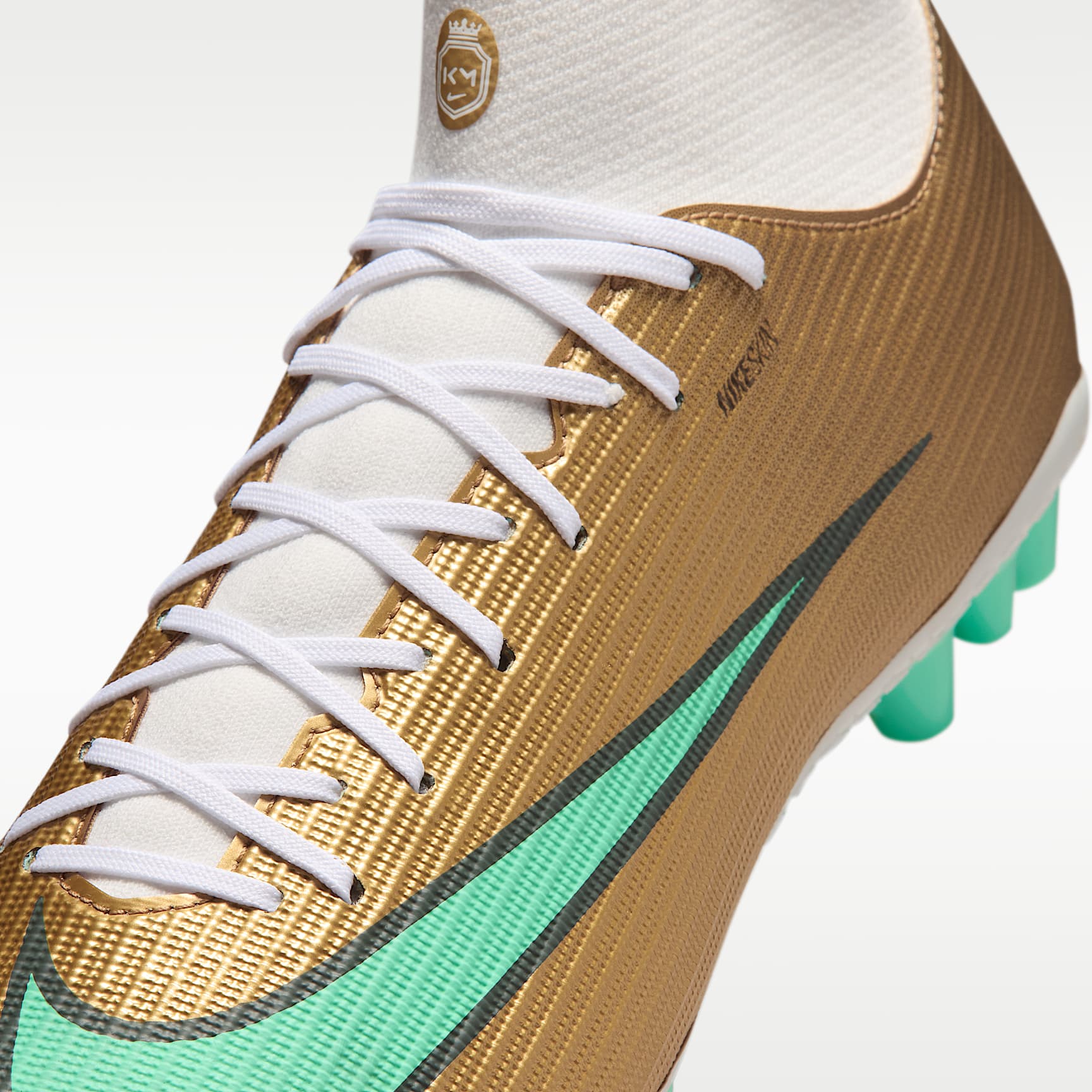 Nike Mercurial Superfly 11 Academy „Kylian Mbappé“ High-Top-Fußballschuh für Kunstrasen – Metallic Gold/Green Glow