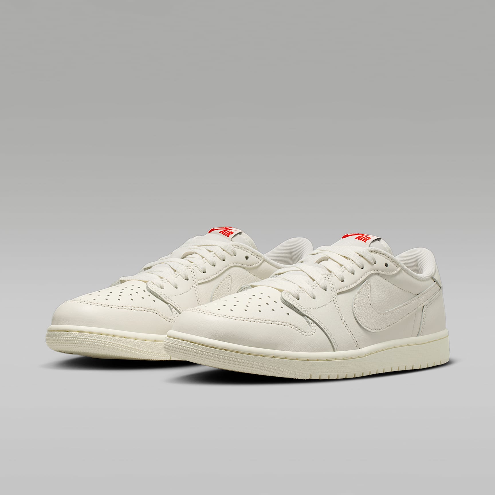 Air Jordan 1 Retro Low Schuh (Herren) – Sail/University Red/Sail