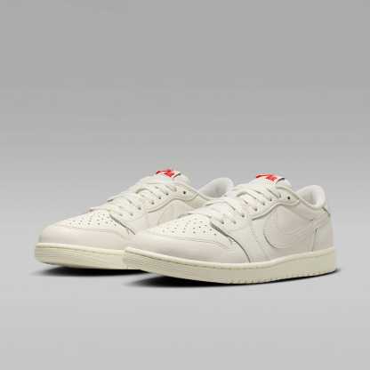Air Jordan 1 Retro Low Schuh (Herren) – Sail/University Red/Sail
