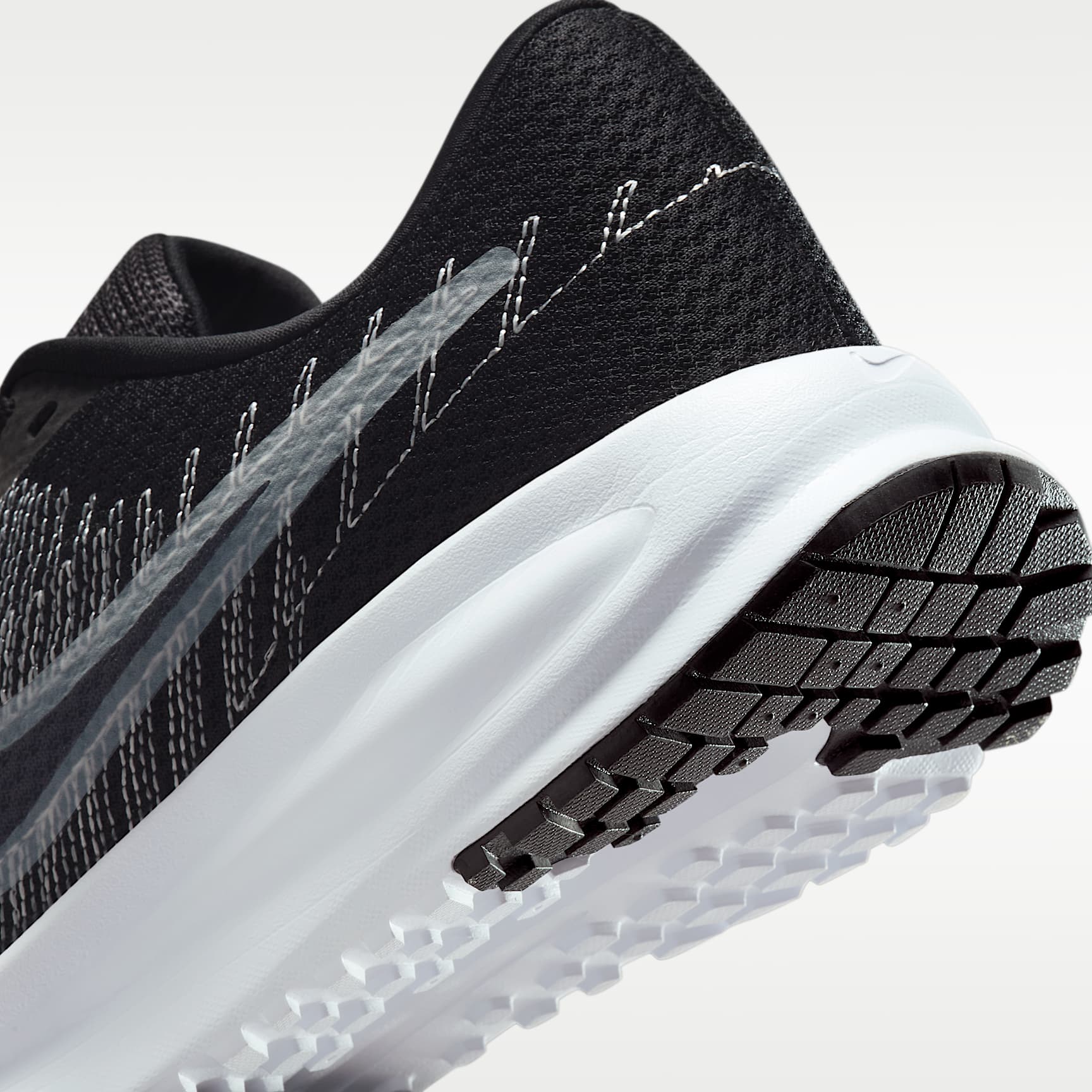 Nike Run Defy Straßenlaufschuh (Damen) – Schwarz/Wolf Grey/Weiß
