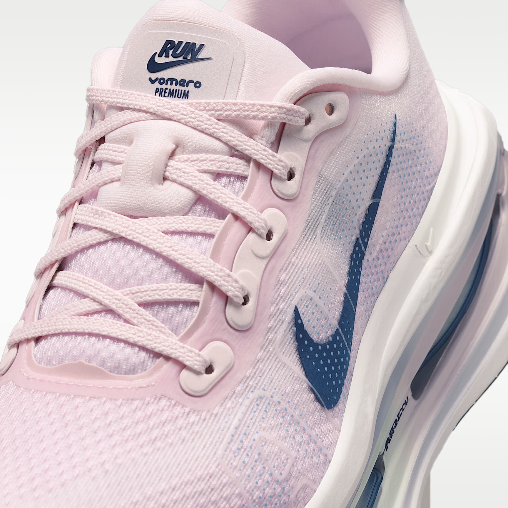 Nike Vomero Premium Straßenlaufschuh (Damen) – Pearl Pink/Weiß/Barely Green/Midnight Navy
