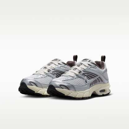 Nike Air Max Moto 2K Schuh für ältere Kinder – Platinum Tint/Cave Stone/Anthracite/Metallic Silver