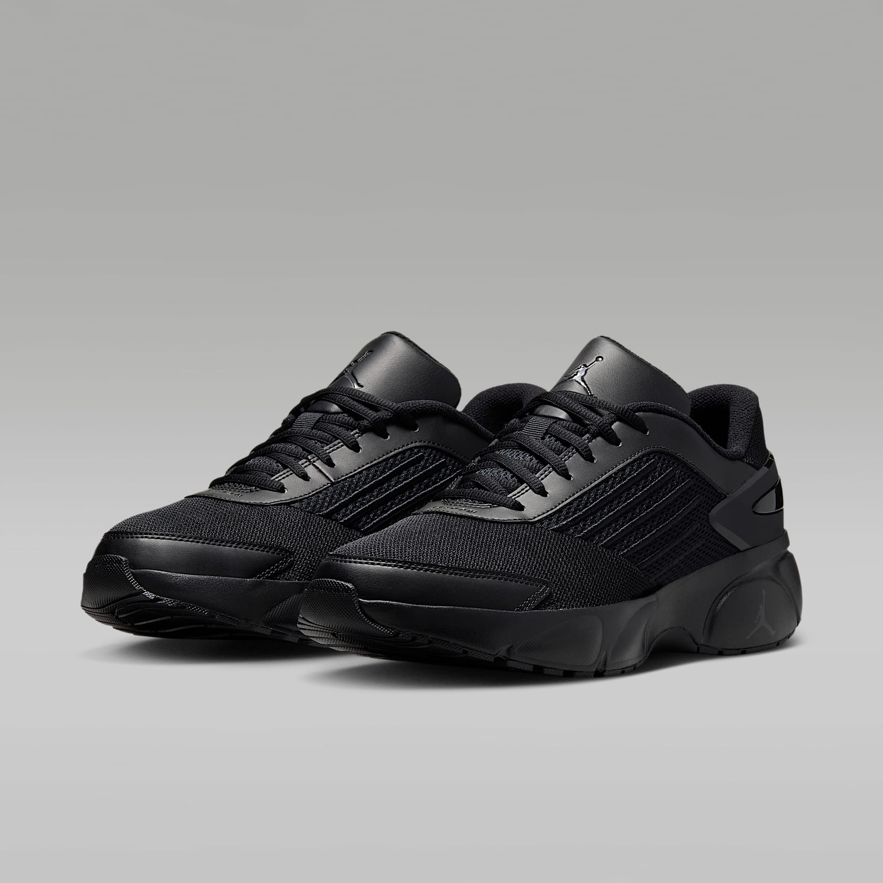Jordan Trunner Flow Schuhe (Herren) – Schwarz/Dark Smoke Grey