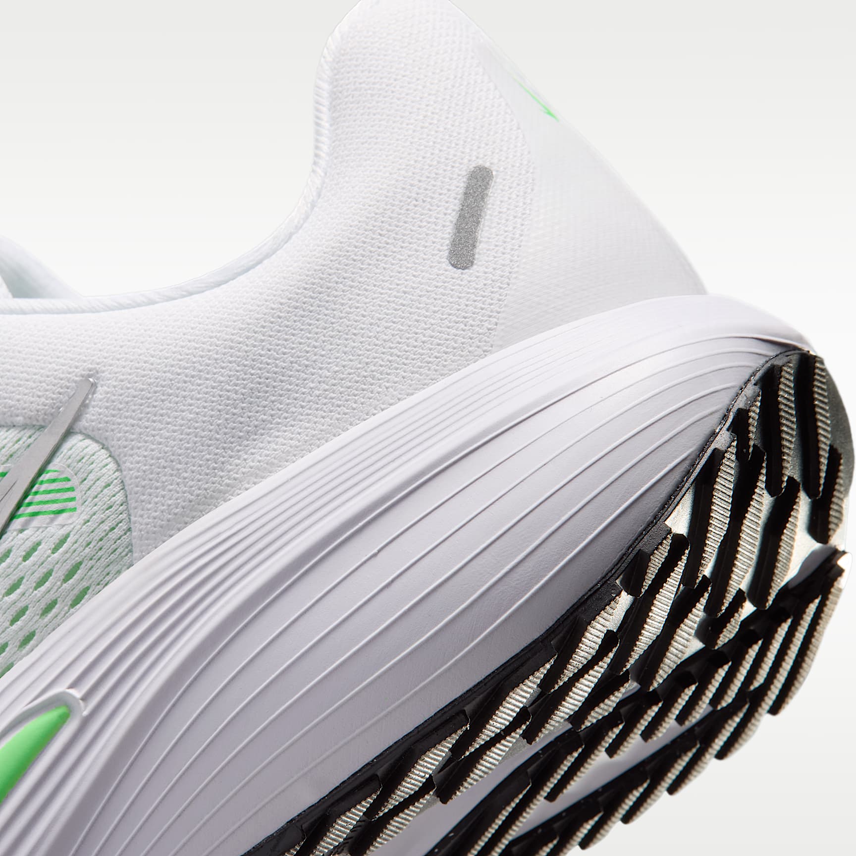 Nike Quest 7 Straßenlaufschuhe (Damen) – Weiß/Illusion Green/Cucumber Calm/Metallic Silver
