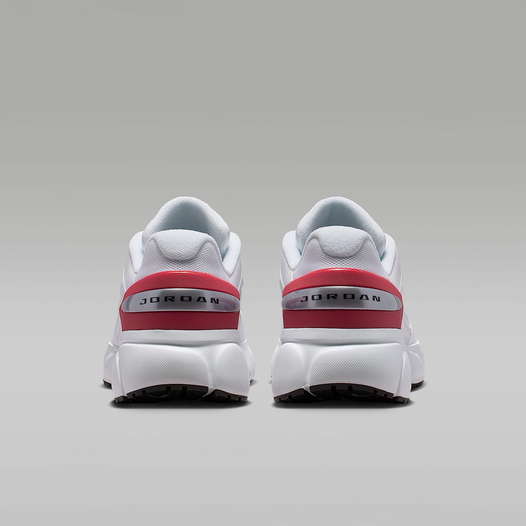 Jordan Trunner Flow Schuhe (Herren) – Weiß/Gym Red/Metallic Silver/Schwarz