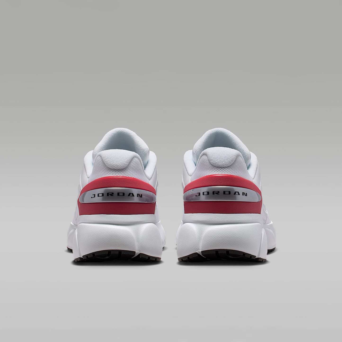 Jordan Trunner Flow Schuhe (Herren) – Weiß/Gym Red/Metallic Silver/Schwarz