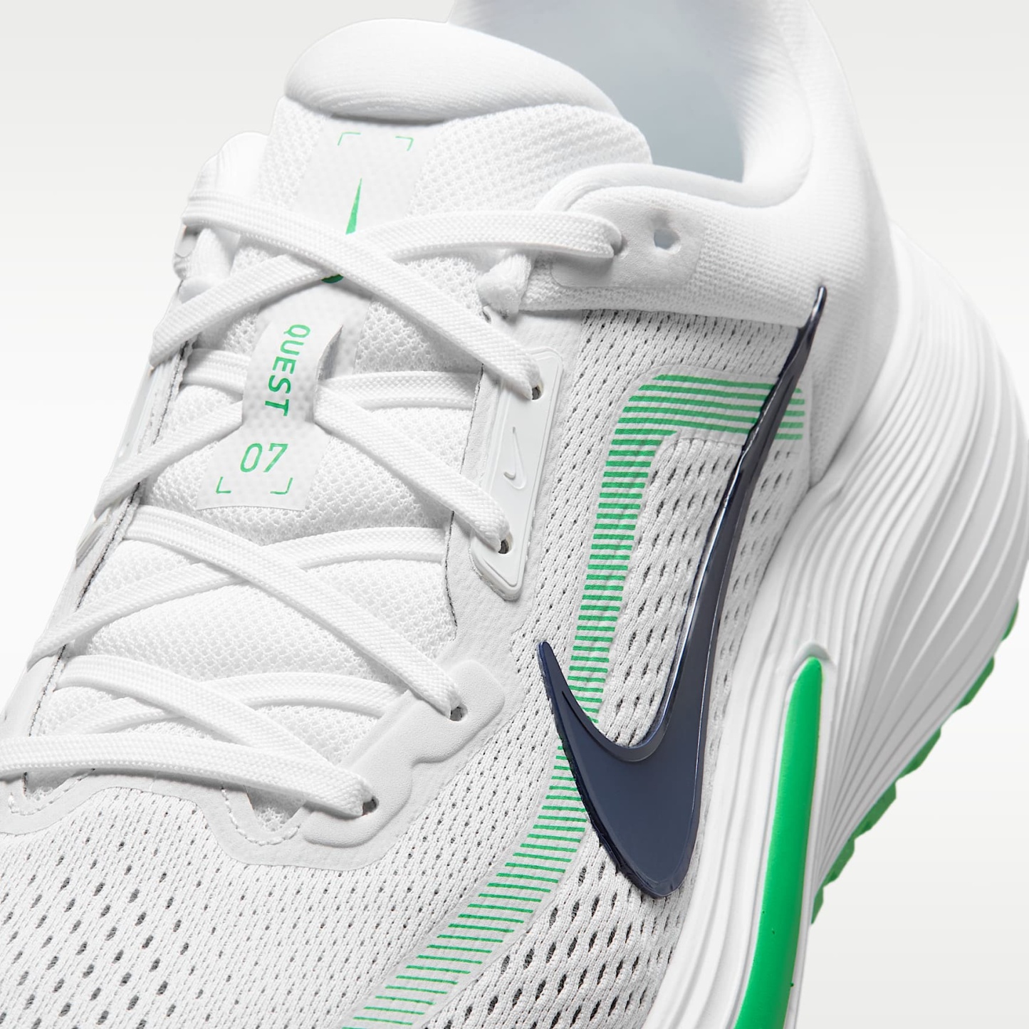 Nike Quest 7 Straßenlaufschuhe (Herren) – Weiß/Green Spark/Midnight Navy