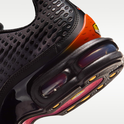 Nike Air Max Plus VII Schuh (Herren) – Schwarz/Medium Ash/Bright Crimson/Dark Copper