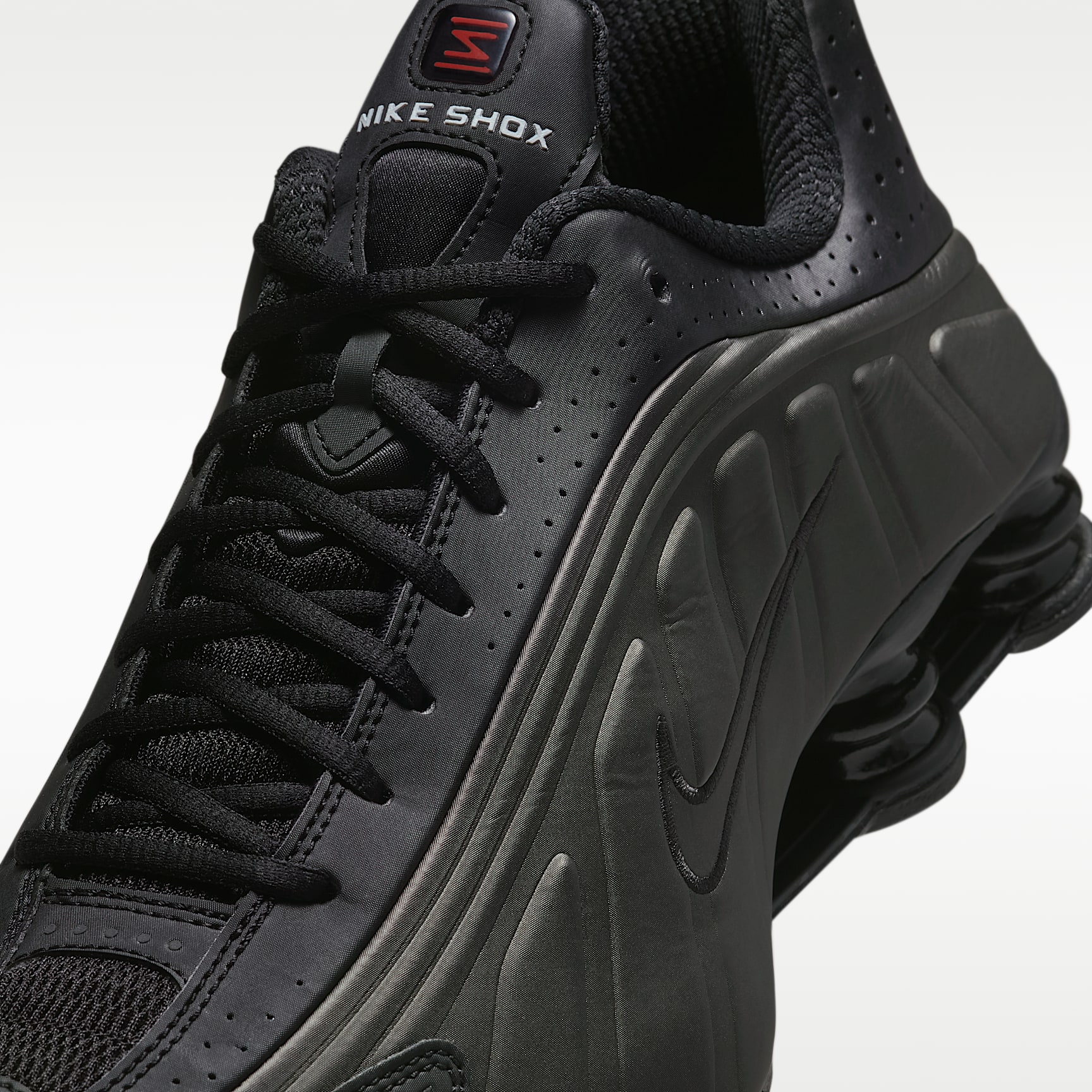 Nike Shox R4 Schuh (Herren) – Schwarz/Schwarz/Bright Crimson/Schwarz