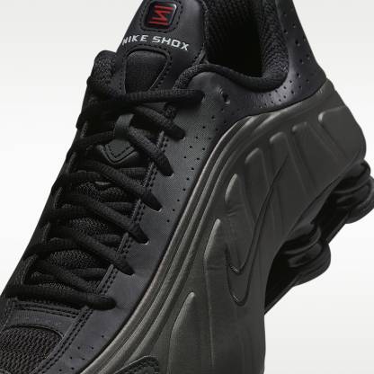 Nike Shox R4 Schuh (Herren) – Schwarz/Schwarz/Bright Crimson/Schwarz