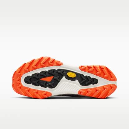 ACG Zegama Trail Traillaufschuh (Herren) – Summit White/Phantom/Safety Orange/Schwarz