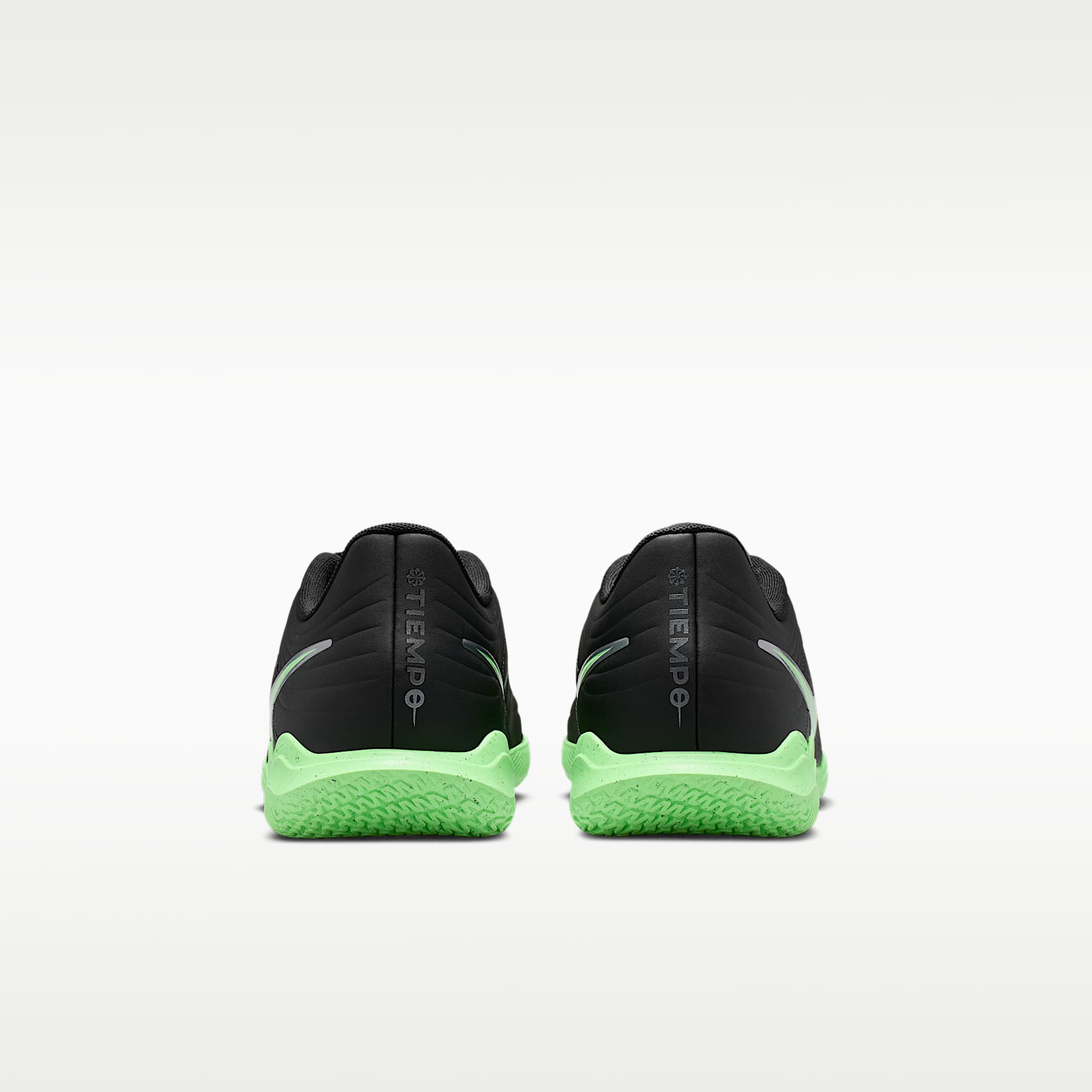 Nike Tiempo Maestro Club Low-Top-Fußballschuh für Hallen- und Hartplätze – Schwarz/Schwarz/Illusion Green