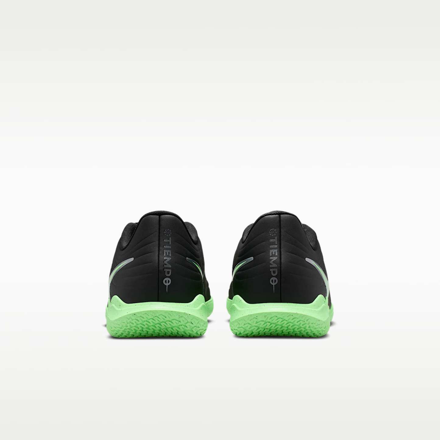 Nike Tiempo Maestro Club Low-Top-Fußballschuh für Hallen- und Hartplätze – Schwarz/Schwarz/Illusion Green